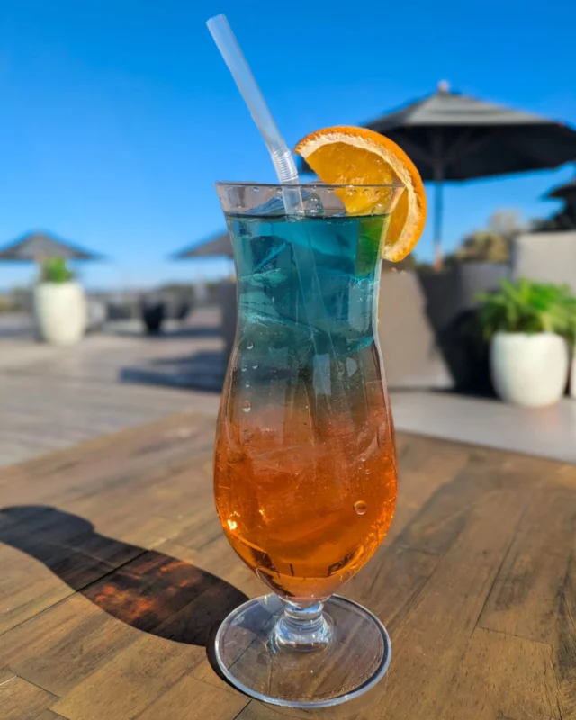 🍸期間限定スペシャルドリンク🍸
【～6/1】

江の島サムエル・コッキング苑
公式インスタグラムを
ご覧いただきありがとうございます♡

サンセットテラスでは
江の島アートフェスティバル開催期間中（4/12～6/1）に期間限定でスペシャルドリンク
「アートフェスティバル2025」を提供しています🍸

オレンジやハーブを使ったリキュールに
ピーチリキュールを合わせ、オレンジ色を作り、
さわやかな青いレモネードを上にフロートしてあります

アペロールのかすかな苦みと桃の甘味✨

さわやかなレモネードの酸味が上下で楽しめ、
混ぜてもバランスのいいドリンクになっています
※こちらはお酒です

江の島アートフェスティバルのフラッグを
イメージしたドリンク（アルコール）です、
夕日が沈む17時以降からサンセットテラスで
提供いたしますので
心地の良いテラスでサンセットの絶景と共に
ぜひお楽しみください💕🗼💕

#江の島シーキャンドル
#shonan 
#fujisawa
#enoshima
#湘南スタイル
#湘南 
#江の島
#japan
#江の島アーティストフェスティバル