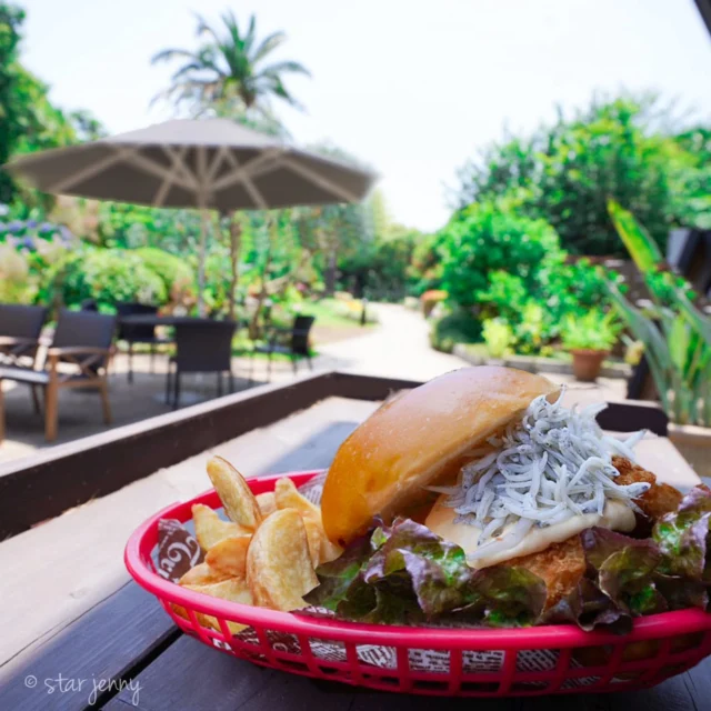 🍔✨ 灯台キッチン名物✨🍔

海老カツしらすタルタルバーガー 

プリップリの海老カツに、しらすがたっぷり入った
自家製タルタルソースがとろ〜り絡む食べ応え抜群の
バーガー♪

口いっぱいに広がる海の幸のハーモニーは、まさに絶品✨
ここでしか味わえない、特別なバーガーを
ぜひお試しください♡

…………………………………………………………………………………………

🎙️　フォロー&タグ付け投稿していただきました
お写真や動画をリポスト又はリストーリーさせて
頂く事がございます🙇✨
たくさんの投稿お待ちしております🫶

…………………………………………………………………………………………