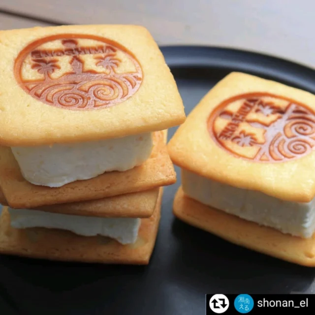 サムエル・コッキング苑の海山堂にて
大好評販売中の
【江の島レモンのアイスサンド】を
湘南えるさんにご紹介していただきました🙌

記事を抜粋させていただきましたので
ぜび江の島レモンのアイスサンドの
魅了を味わってください　✨🍋✨

Special thanks 🫶
……@shonan_el 様
…………………………………………………………………………………………………
#リポスト - @shonan_el 
【える編集後記 7/26号 江ノ島灯籠】

7/26号の巻頭「江ノ島灯籠」の2面
「江の島ひんやりスイーツcollection」からサムエル･コッキング苑内の「UMIYAMA DO（海山堂）」をご紹介します！

@samuel_cocking_garden 

サムエル･コッキング苑内で採れた江の島レモンをたっぷり使用した自家製アイスを手作りサブレでサンド。さわやかにレモンが香ります🍋湘南レモンのアイスサンド（1個450円）

ここにしかない、シーキャンドルがデザインされたオリジナルの刻印がかわいいアクセント👍かわいくて、おいしくてテンション上がりました😍

刻印のデザインは湘南在住のアーティストjennyさんです。
@star_jenny01 

江の島散策に疲れたら、苑内の緑あふれるテラス席でアイス片手に休憩してみてはいかがですか🌴

■UMIYAMA DO（海山堂）■
藤沢市江の島1-4-12
☏0466-47-6769
11:00～19:00
無休

#湘南える　#湘南える新聞社
#湘南える新聞　#湘南えるH
#地域生活情報誌　#フリーペーパー
#湘南ライフ　#湘南暮らし
#湘南　#藤沢　#藤沢市
#江の島　#江ノ島
#サムエルコッキング苑
#江の島シーキャンドル　#絶景スポット 
#UMIYAMADO　#海山堂
#江の島レモン
#湘南レモンのアイスサンド
