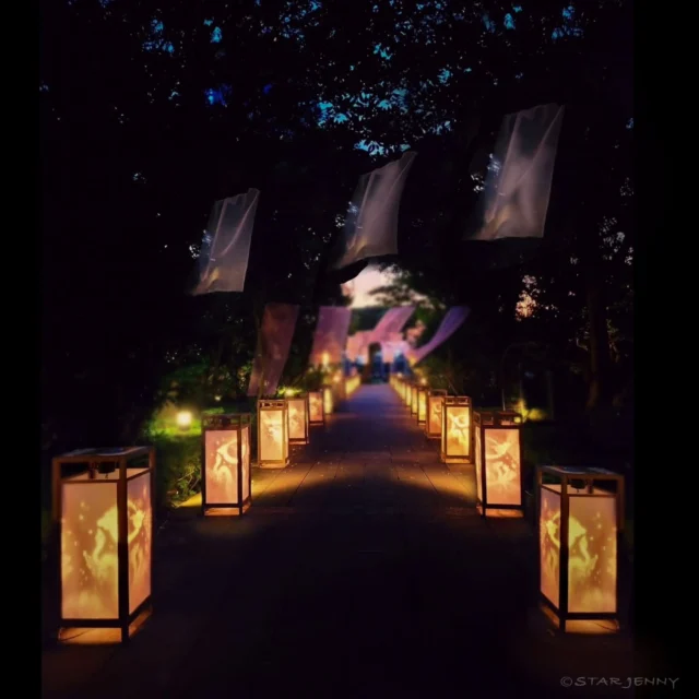 本日がお盆最終日。

​ご先祖さまをお見送りするお盆の夜🌙
どこか懐かしく、そして幻想的な光の道が、
江の島のあちこちで皆様を待っています。

​夏の終わりの少し寂しい気持ちも、
この美しい光景が優しく包んでくれるはず😌
どうぞ、心ゆくまでご堪能ください🏮

Today is the last day of Obon.
As we say farewell to our ancestors, Enoshima's magical lantern path is waiting for you.
This beautiful light show will chase away any end-of-summer sadness.
Come and experience it!

🔥江の島灯籠2025🔥
■期間：～8/31(日)

■点灯スケジュール
18:00～20:30 まで点灯
（荒天中止）
※土日祝および
  8/12(火)～8/15(金)
18:00～21:00
（最終入場20:30）

■施設営業時間
・江の島サムエル・コッキング苑
　9:00～20:30 まで営業
　（荒天中止）
　※土日祝および
　8/12(火)～8/15(金)
　9:00～21:00
　（最終入場20:30）

・江の島シーキャンドル
　9:00～20:30 まで営業
　（荒天中止）
　※土日祝および
　8/12(火)～8/15(金)
　9:00～21:00
　（最終入場20:30）

・江の島岩屋：9:00～18:00（最終入場）

※天候などによりイベントの一部が変更または中止になる
場合がございます。
また各イベントの出演者等は予告なく変更する場合も
ございます。

​#江の島 
#江の島灯籠 
#お盆 
#提灯 
#夏の思い出 
#日本の夏 
#美しい景色