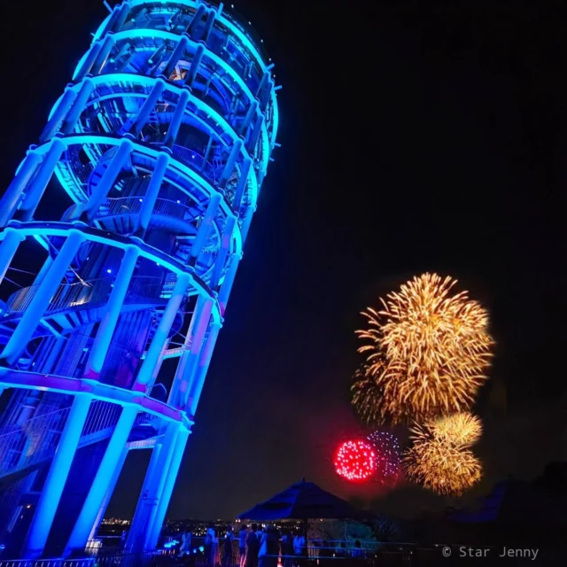 🔥江の島灯籠2025🔥
■期間：～8/31(日)

■点灯スケジュール
18:00～20:30 まで点灯
（荒天中止）
※土日祝および
  8/12(火)～8/15(金)
18:00～21:00
（最終入場20:30）

本日は江の島マイアミビーチショー”夏"花火も
片瀬海岸西浜で開催されます🎆

■施設営業時間
・江の島サムエル・コッキング苑
　9:00～20:30 まで営業
　（荒天中止）
　※土日祝および
　8/12(火)～8/15(金)
　9:00～21:00
　（最終入場20:30）

・江の島シーキャンドル
　9:00～20:30 まで営業
　（荒天中止）
　※土日祝および
　8/12(火)～8/15(金)
　9:00～21:00
　（最終入場20:30）

・江の島岩屋：9:00～18:00（最終入場）

※天候などによりイベントの一部が変更または中止になる
場合がございます。
また各イベントの出演者等は予告なく変更する場合も
ございます。

​#江の島 
#江の島灯籠 
#お盆 
#花火
#提灯 
#夏の思い出 
#日本の夏 
#美しい景色