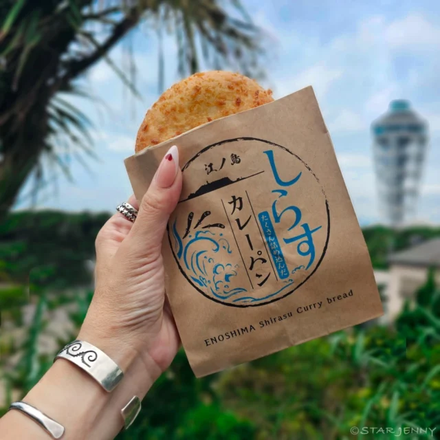 昨日、今日と曇り空ではありますが
秋らしく過ごしやすい気温の江の島です🌴

サムエルコッキング苑入り口左前にある
サムエル・コッキング苑の姉妹店、
【ゆうひ茶屋】の人気メニュー、
しらすカレーパンをご紹介！

カリッと揚がったアッツアツのパンの中には、
とろける濃厚チーズと、しらすがたっぷり入っています。

揚げたての熱々をハフハフしながら
食べるのが最高なんです😋

今日のような涼しい中、お口の中はあっつあつは
最高間違いないです👍

​一度食べたら忘れられない、
やみつきの味をぜひ体験してみてくださいね🫓✨

＊お皿での提供はしていません。

Here's an introduction to our popular menu item, the Shirasu Curry Bread, from our sister shop, Yuuhi Chaya! We're located right in front of the Samuel Cocking Garden entrance.
​Inside our crispy, hot-out-of-the-fryer bun, you'll find a generous filling of melty, rich cheese and shirasu (whitebait). There's nothing better than enjoying one while it's still piping hot! 😋
​It's an unforgettable, addictive flavor you'll want to experience for yourself! 🫓✨

#しらすカレーパン
​#江の島 
#サムエルコッキング苑
#江の島ランチ