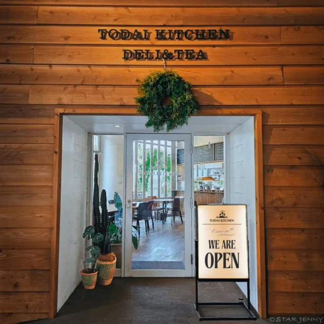 「日本三大イルミネーション」に認定された
今年の『湘南の宝石💎』
その圧倒的な輝きに包まれる夜も、
本日を含め残りわずか【3日】となりました。

少し早めのディナーを
TODAI KITCHEN で
いただいて、からだの心からぽかぽかの状態で、
この冬、日本を代表する光の祭典
【湘南の宝石】を鑑賞するのもとてもおすすめです💎✨

フィナーレが近づくにつれ、空気はより澄み渡り
宝石のような光はいっそうの輝きを放っています。

皆様のご来苑
心よりお待ちしております🌴

Signboard design @star_jenny01
…………………………………………………………………………………
フォロー&タグ付け投稿していただきました
お写真や動画をリポスト又はリストーリー
させて頂く事がございます♡
たくさんの皆さまの
湘南キャンドル写真を楽しみにお待ちします🙇✨
…………………………………………………………………………………

📅会期
2026年2月28日（土）迄
📍会場
江の島・片瀬海岸エリア一帯
夜間営業時間
【江の島サムエル・コッキング苑／江の島シーキャンドル】
⌚
17:00〜20:00（最終入場19:30）

✴️17時３０分点灯となります

☎️お問い合わせ
●江ノ島電鉄株式会社　
Tel：0466-25-3525
（平日9:00～17:00）
●藤沢市観光センター　
Tel：0466-22-4141
（8:30～17:00）
※天候などによりイベントの一部が変更または中止になる場合がございます。
主催：湘南藤沢活性化

#江の島シーキャンドル
#日本三大イルミネーション認定
#湘南の宝石2026
#江の島