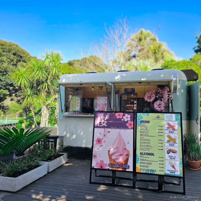 🌸 SAKURA BLOOMING 🌸
​春限定の「サクラソフトクリーム」の販売が
スタートしています🍦✨

​ひとくち食べれば、口いっぱいに広がる
桜の華やかな香りと優しい甘さ

まるで春の風を食べているような、
この時期だけの特別な味わいです

​キッチンカーを見つけたら、
ぜひ一足早いお花見気分を楽しみに来てくださいね🌸✨

皆さまの笑顔にお会いできるのを楽しみにしています！

…………………………………………………………………………………
フォロー&タグ付け投稿していただきました
お写真や動画をリポスト又はリストーリー
させて頂く事がございます♡
たくさんの皆さまの
湘南キャンドル写真を楽しみにお待ちします🙇✨
…………………………………………………………………………………
#江の島
#さくら
#スイーツ
#春