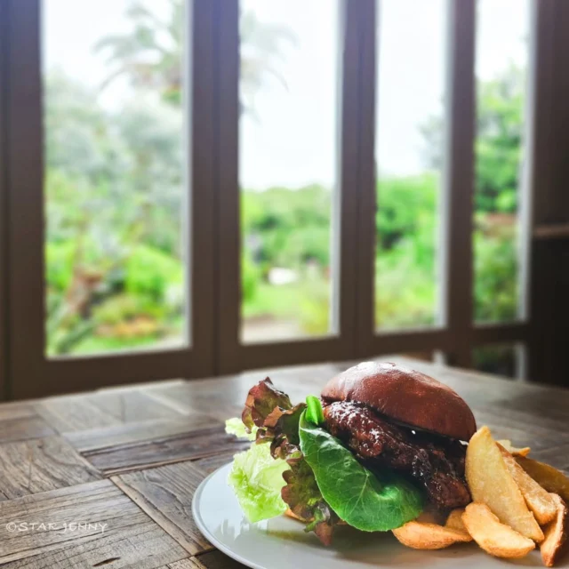 TODAI KITCHENで湘南の恵みを頬張ろう！

待ちに待った3連休🙌と喜んだのもつかの間、
あっと言うまに今日はもう3連休最終日

江の島に遊びにきて
どこでご飯たべようか迷っていませんか？

サムエルコッキング苑内にある【TODAI  KITCHEN 】
緑溢れるガーデンを眺めながら、
特別なランチタイムを過ごせます！

主役は、なんといっても
「BBQチキンバーガー」！🍔✨
ジューシーに焼き上げたチキンに絡むのは、
湘南名産の「湘南ゴールド」を贅沢に使った
オリジナルBBQソース。

爽やかな香りと甘酸っぱさが、食欲をそそります。
このソース、ここでしか味わえない逸品♡

心地よい日差しが差し込む店内で、
美しいガーデンを眺めながら
頬張るBBQチキンバーガーは、
まさに至福のひととき。

最高の気分転換になること間違いなしです！

皆様のご来苑を心よりお待ちしております♪

#江の島シーキャンドル
#サムエルコッキング苑
#ランチ
#enoshima
#湘南