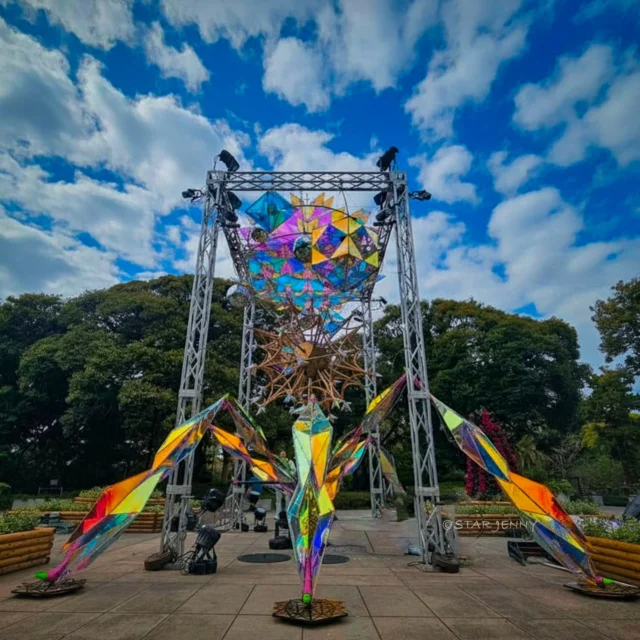 🌴 江の島アートフェスティバル 2026 🌴

江の島サムエル・コッキング苑は、
花と現代アートの競演で最高の景色が広がっています🌸　

​この写真のアートも、夜には美しくライトアップされ、
昼間とは全く違う幻想的な姿を見せてくれます✨　

あっ！！！すごい！！！と皆様に驚いていただきたいので
夜の写真はあえてのせません😊🫶

夕暮れ時の「魔法の時間」から、
光輝く夜のアートまで
ぜひ一日を通して体験してください！

​📅 開催期間
2026年4月11日（土）〜6月7日（日）
※ 5月7日(木)・8日(金)は展示入替のためお休み

​📍 会場
江の島島内 / 江の島サムエル・コッキング苑 / UMIYAMA GALLERY / 周辺エリア

​🤝 主催
湘南藤沢活性化コンソーシアム

​#江の島アートフェスティバル 
#江の島 #サムエルコッキング苑 
#湘南イベント 
#春のお出かけ