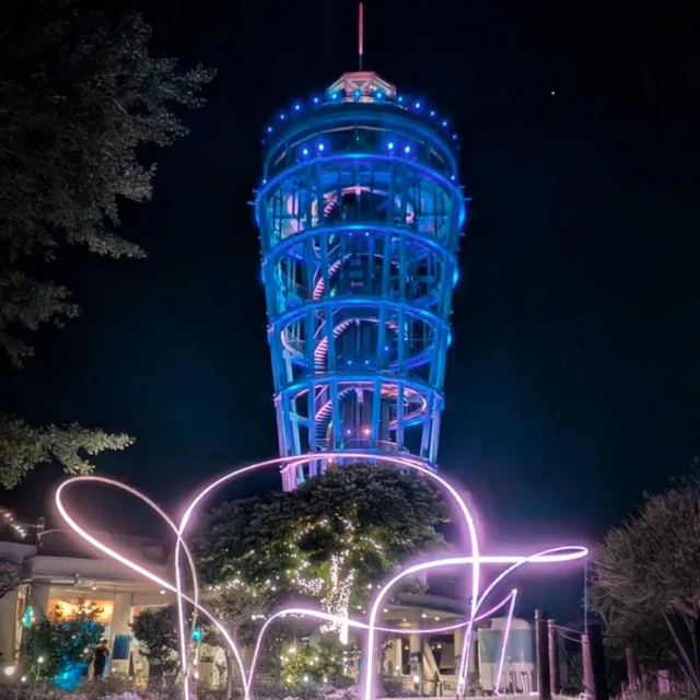 🌴「江の島アートフェスティバル」🌴開催中！

大変お待たせいたしました🙏

本日より夜間イベントをまた
開催いたします✨

ぜひ江の島で
江の島アートフェスティバルをお楽しみください✨

​📅 開催期間
2026年4月11日（土）〜6月7日（日）

​📍 会場
江の島島内 / 江の島サムエル・コッキング苑 / UMIYAMA GALLERY / 周辺エリア

★夜間イベント開催時17時以降に出場する場合
大人500円、小人250円の夜間入苑料金を
頂戴いたします。

​#江の島 
#江の島アートフェスティバル 
#江の島サムエルコッキング苑
