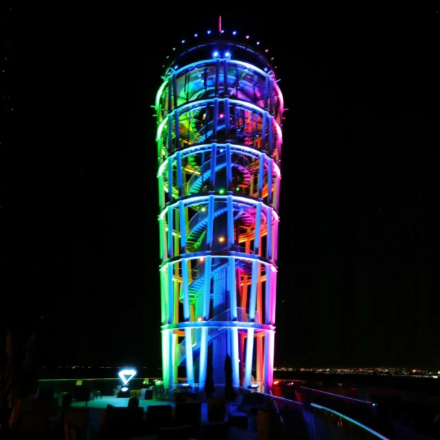 ​いよいよ今夜から
3日間限定🌈 江の島×横浜がレインボーに染まります

​6月12日（金）から14日（日）までの3日間
江の島シーキャンドルが
今だけの特別な
「かながわ・横浜DC（デスティネーション）
キャンペーン」限定カラーにライトアップされます！✨

​なんと今回は
歴史ある「神奈川県庁舎（キングの塔）」
との同時ライトアップ！🏛️🗼

キャンペーンのキャッチコピー
「カナウネハマルネ」のロゴに合わせた
色鮮やかなレインボーカラーが夜空を彩ります。

​さらに……！
今回のライトアップには、
2027年に神奈川で開催される国際園芸博覧会「GREEN×EXPO 2027」への応援の想いも
込められています。

未来の緑豊かな暮らしへ願いを込めて
江の島と横浜がひとつの美しい光でつながる特別な3日間。

​通常は見られない
圧倒的にフォトジェニックでロマンチックな
限定カラーをお見逃しなく📸✨

​初夏の心地よい夜風を感じながら
大切な人と一緒に、このプレミアムな夜景を眺めをぜひ🫶
​━━━━━━━━━━━━━━━━━━━━
📅 日時：6月12日（金）～14日（日）
⏰ 時間：日没 ～ 22:00
📍 場所：江の島シーキャンドル / 神奈川県庁舎
━━━━━━━━━━━━━━━━━━━━
​#江の島シーキャンドル 
#限定カラー 
#レインボーライトアップ 
#カナウネハマルネ #GREENEXPO2027