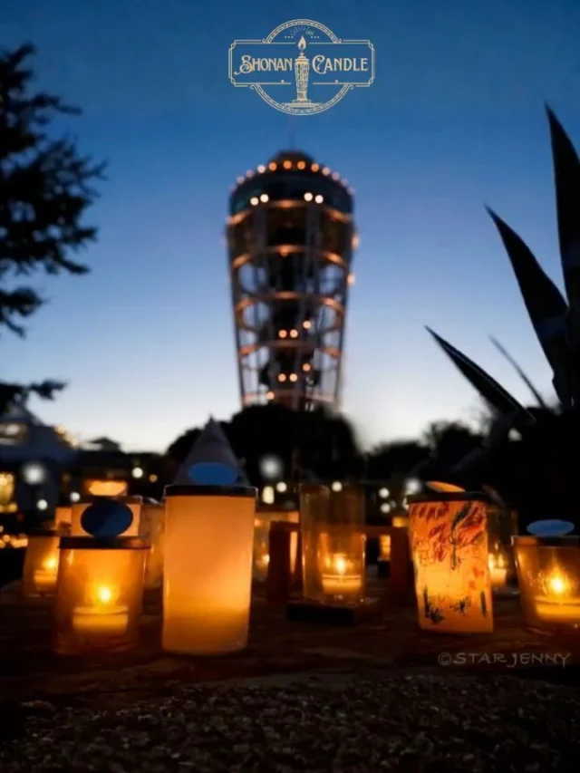 ​🕯️【湘南キャンドル】自分だけの光の思い出を作ろう！🕯️
​江の島全体を彩る10,000本の光の海✨

UMIYAMAGALLERY前デッキでは、大人気の「キャンドルカップ絵付け体験」を開催中！

描いたキャンドルに火を灯して幻想的な夜をさらに楽しみいただけます♪
──────────────────────────
【絵付け体験】
​📍江の島サムエル・コッキング苑 UMIYAMAGALLERY前デッキ
⏰平日 17:0019:00 / 土日祝17:0020:00
👛1,000円（※シーキャンドルチケット持参で500円！）
──────────────────────────

そして
絵付け体験のお隣、【UMIYAMADO Cafe】では
あま～いお芋のチーズケーキを販売開始しました🫶✨
このケーキ🍰…実は
とっても濃厚でリッチな味わいに仕上がっているんです！
ゆっくりカフェタイムのおともにぜひオススメです🫶
📍UMIYAMA DO Cafe
 ──────────────────────────
灯台キッチンではアニメ『青ブタ』コラボの
クリームソーダも販売しています。
好きな推しカラーから一点ご購入方でな♪ん♪と～
青ブタコースター１枚プレゼント✨
📍TODAI KITCHEN DELI&TEA
 ──────────────────────────

感動✨楽しい🎵美味しい😋をご用意して
皆様のご来苑心よりお待ちしています♡

🕯️SHONAN CANDLE 2026🕯️
【期間】2026年10月10日（土）〜11月3日（火・祝）
【点灯時間】17:00〜20:00（最終入場 19:30）※土日祝は20:30（最終入場 20:00）
【会場】江の島サムエル・コッキング苑 / 江の島シーキャンドル ほか

​#湘南キャンドル2026
#湘南キャンドル 
#江の島 
#江の島デート 
#青ブタ

​※演出上、一部加工・誇張して表現しています